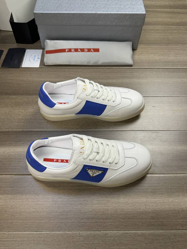 Prada* P: -Size ：38-44 45可订做 普拉达高端品质 原单 -鞋面：全粒面纳帕小牛皮、品牌帆布布匹、鞋身品牌金属扣件logo -内里：水染牛